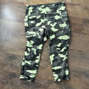 Lululemon capris, like new